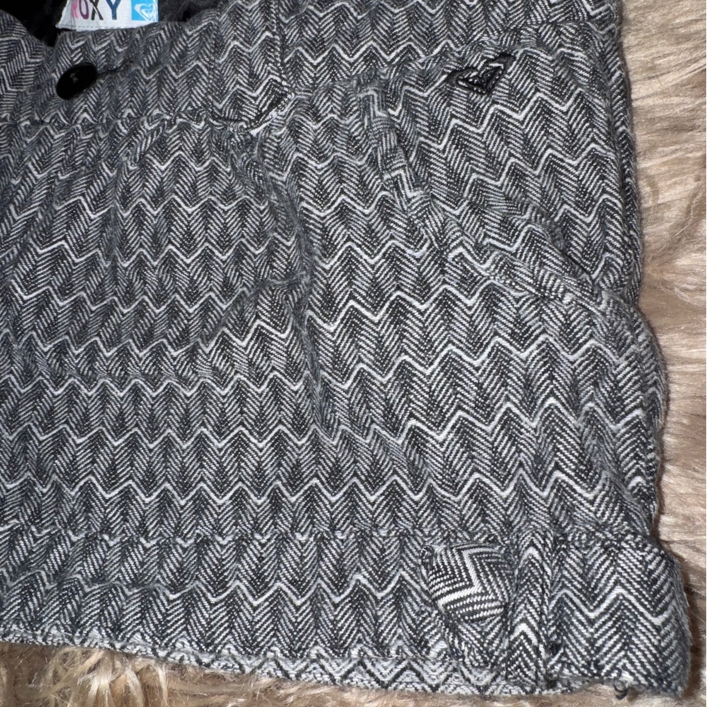 Roxy Black and White Patterned shortie shorts, 90s Y2K, low rise, juniors sz 11 - Picture 2 of 9